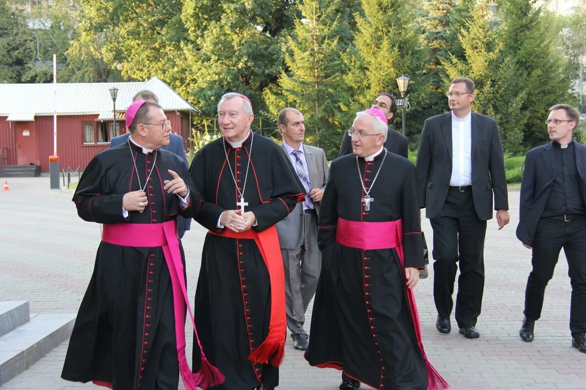 Кардинал вулси сэм нил. Кардинал вулси. Гос секритариь ватикан. Джозеф луис бернардин. Пьетро паролин будущий папа римский.