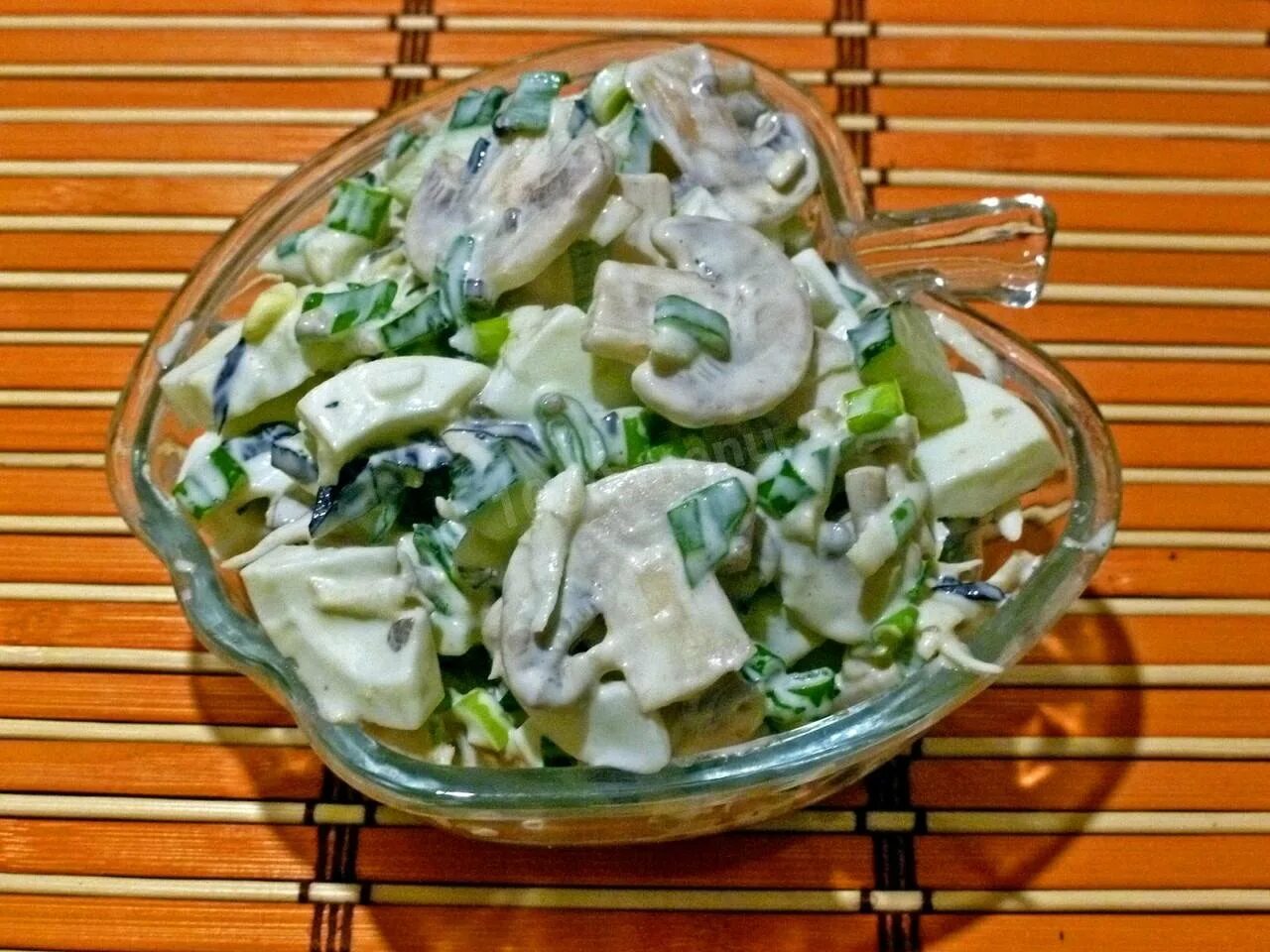 Салат с зеленым луком. Салат с луком. Салат из курицы огурца и яйца и сыра. Салат с солеными грибами. Салат из шампиньонов и курицы.