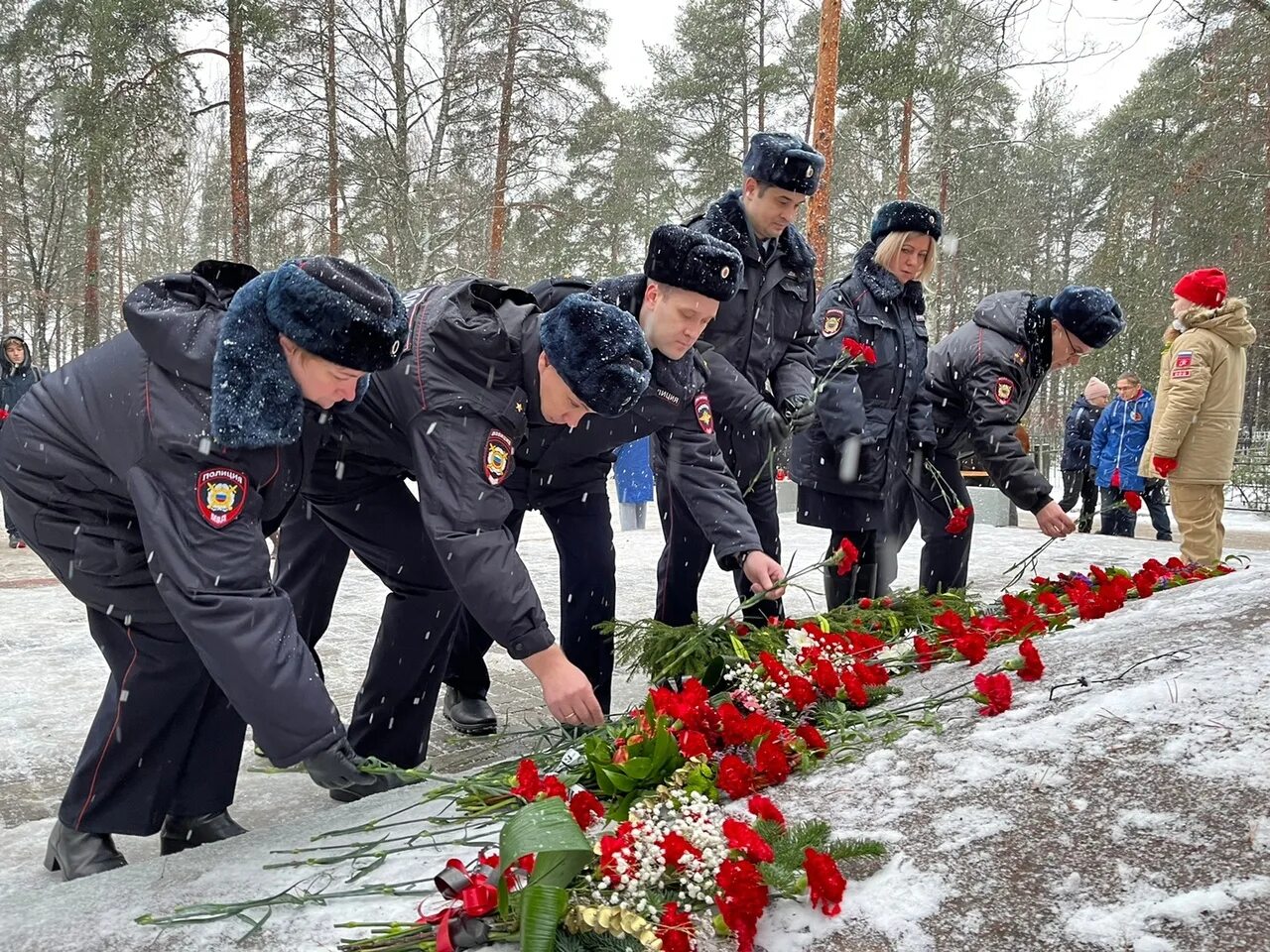 Моравецкий возложил цветы. Блокада 80 лет. 80 летие прорыва блокады ленинграда. 80 летие прорыва блокады ленинграда. Концерт к 80 летию прорыва блокады ленинграда.