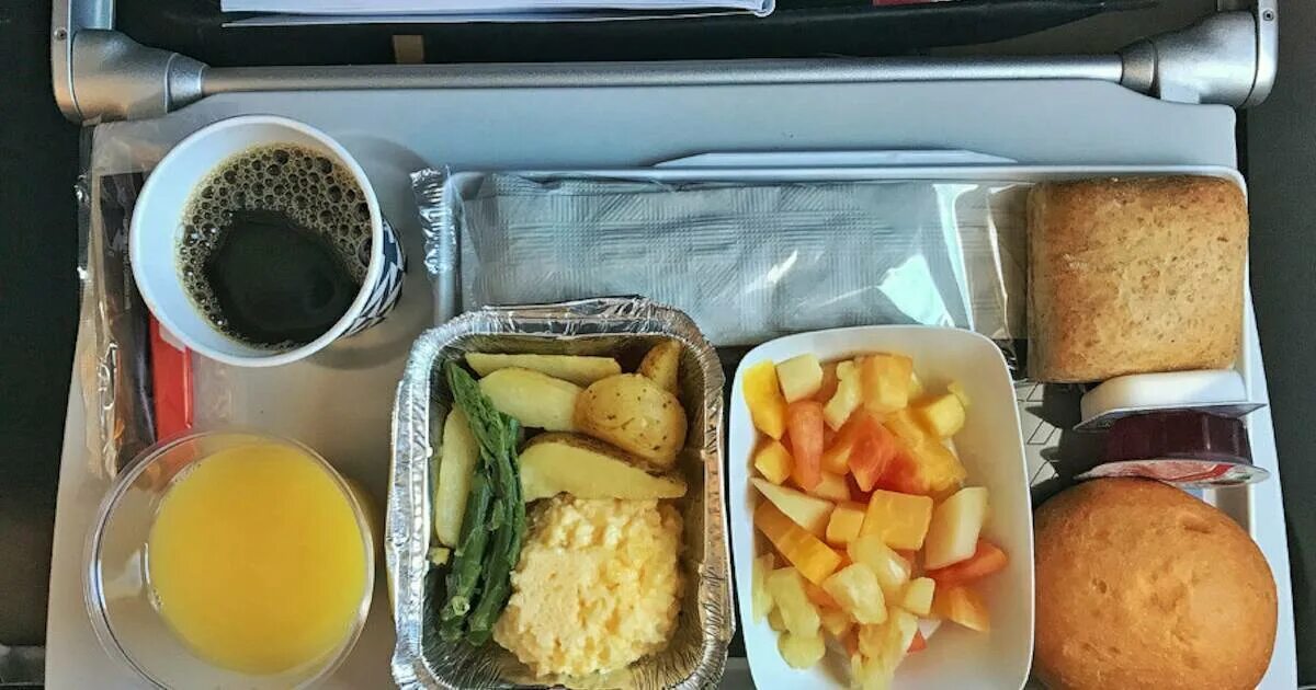 Еда в самолете. Обед в самолете. Завтрак в самолете. Бортовое питание.
