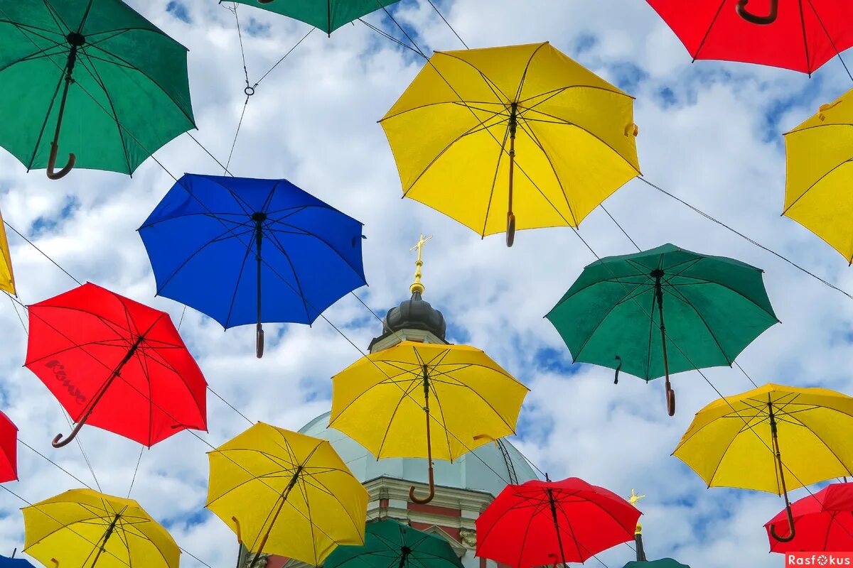 Зонтик и т и. Разноцветные зонтики. Разноцветный зонт. Красочный зонтик. Разноцветные зонтики много.