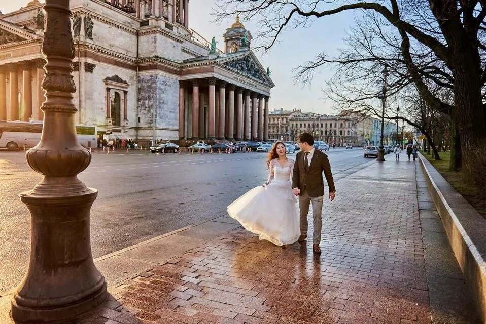 Свадебная фотосессия на дворцовой площади. Фотосессия в петербурге места. Прогулка по набережной. Академия штиглица свадебная фотосессия. Свадебная фотосессия у исаакиевского собора.