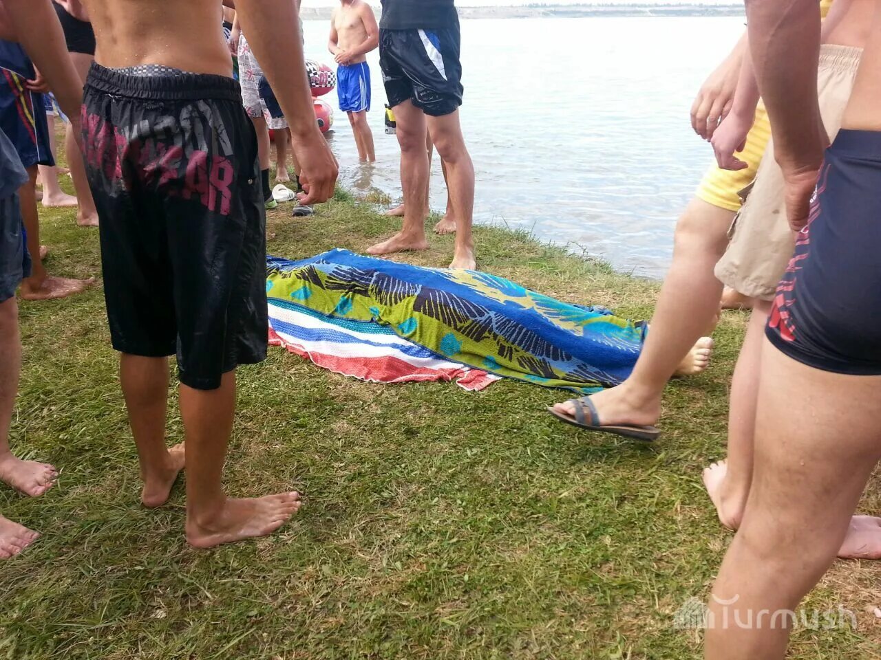 Пляж солнечный берег исыккуль. Иссык куль купаться. Фото пляжа чолпон аты. Иссык куль дети. Прыжок с пирса озеро иссык-куль.