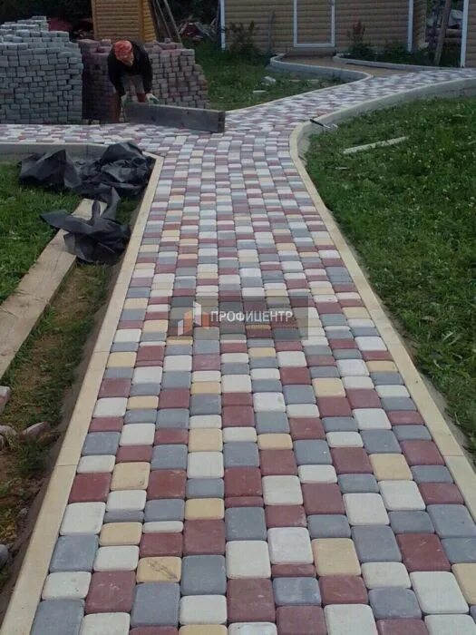 Тротуарная плитка евроквадрат. Укладка тротуарной плитки. Тротуарная плитка 200х100х60. Работы укладка тротуарной плитки квадратный. Красивая укладка брусчатки.