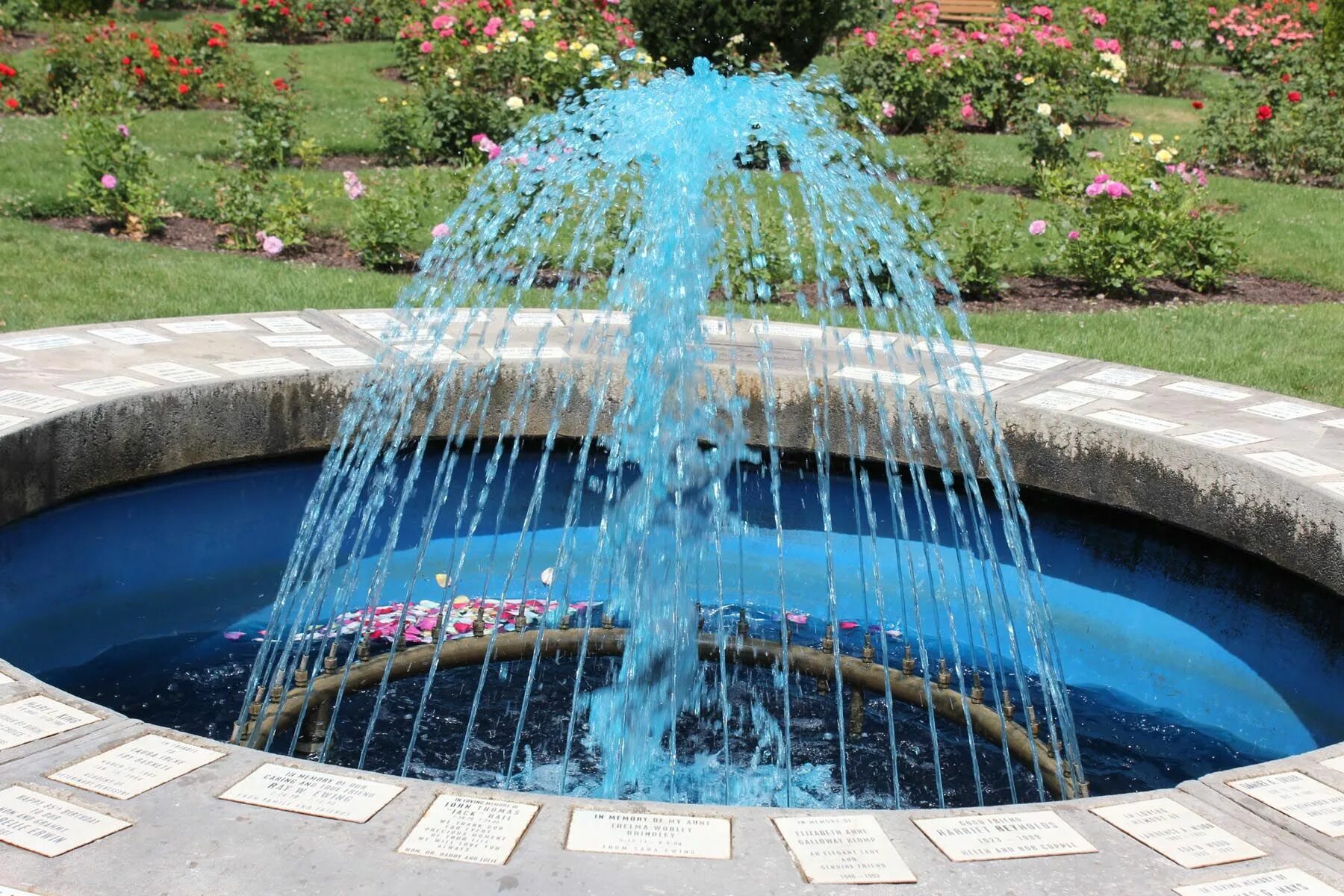 Water fountain перевод на русский. Фонтан голубой ручей Калининград. Водяной фонтан. Фонтанчик с водой. Синий фонтан.