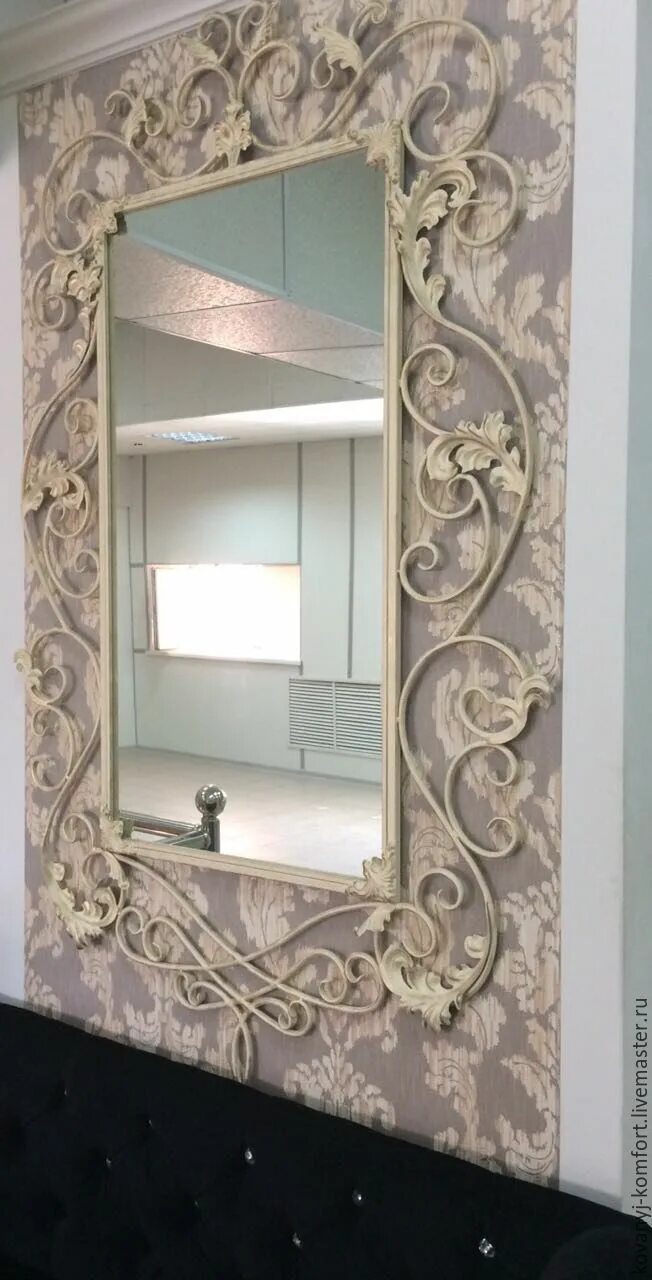 Зеркало в кованной оправе. Красивые зеркала на стену. Ажурные зеркала на стену. Кованая оправа для зеркала.
