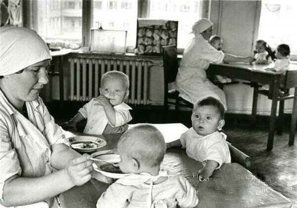 Как жили дети в 1930 годы. Чем кормили детей в советских учреждениях. Детские дома Армении 1930 фото. Фото детясли в ело Ойротия 1930 год.
