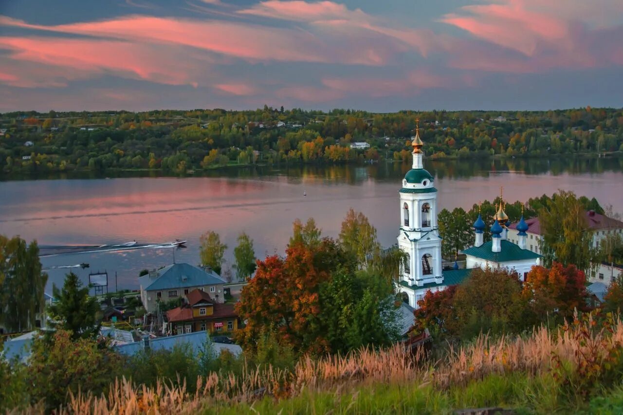 Река Волга Плес. Плес на Волге Ивановская область. Плесс Волга Ивановская область. Река Волга в городе Плёсе. Город художников золотого кольца россии