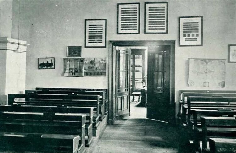 коворкинг зона в университете. темная академия эстетика. закрытая спальня в закрытых учебных заведениях. микроклимат помещения. переделанная аудитория мархи.