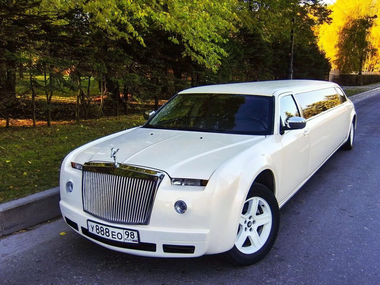 Rolls royce лимузин. Роллс ройс лимузин. роллс ройс фантом лимузин. машина роллс ройс лимузин. крайслер роллс ройс.