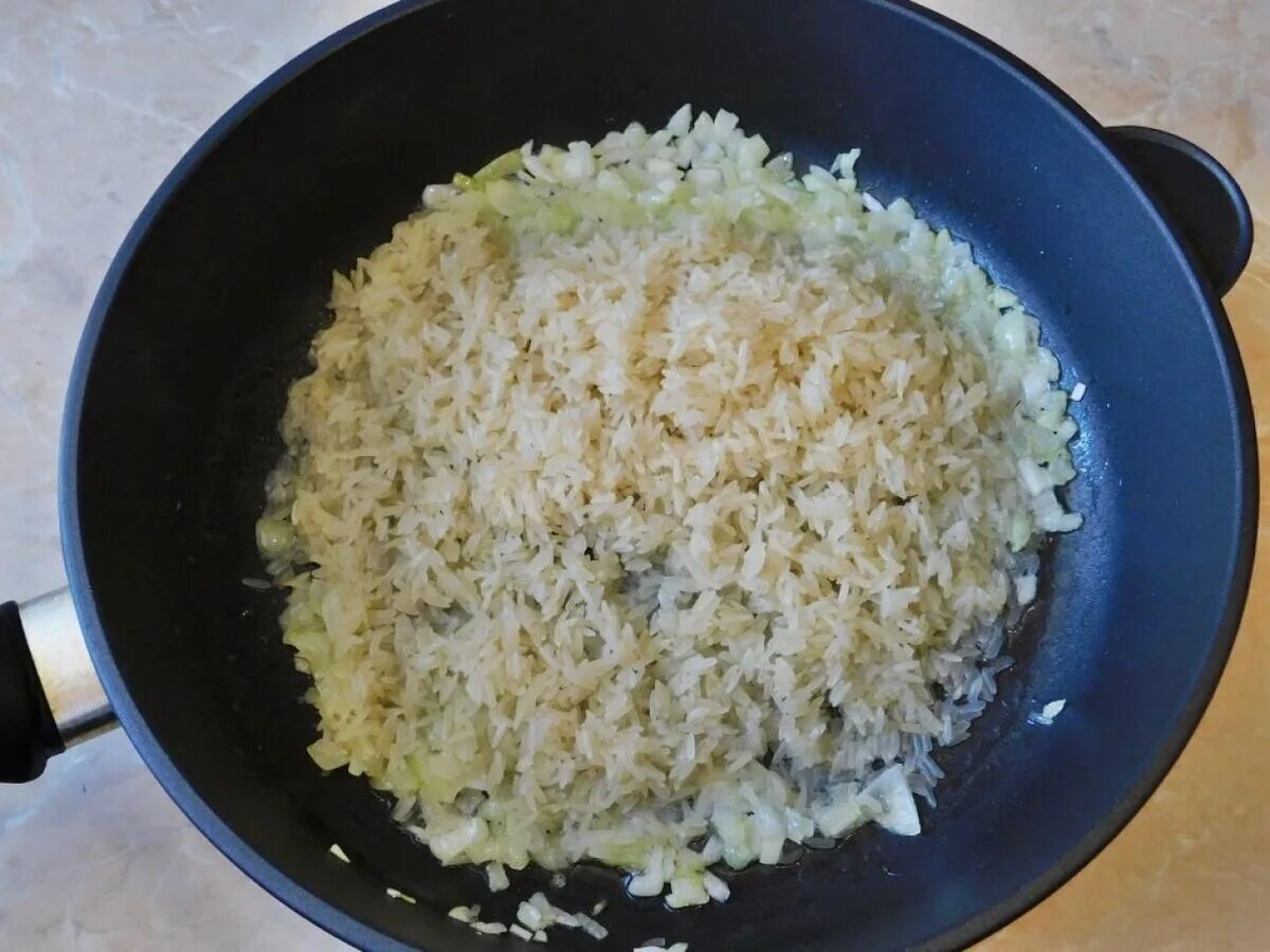 Рис на сковороде рассыпчатый. Рис в сковородке. Рис рассыпчатый на гарнир в сковороде. Рис на гарнир рассыпчатый в кастрюле.