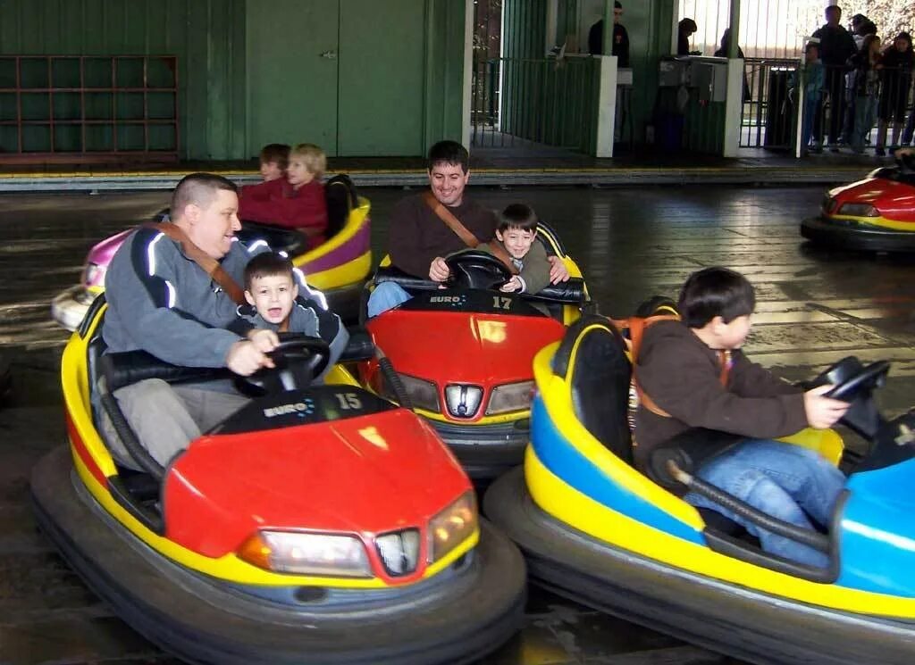 Развлечение транспорт. Bumper car парк аттракционов. Транспорт для развлечения. Парк развлечений электромобили. Bumper car Ride.