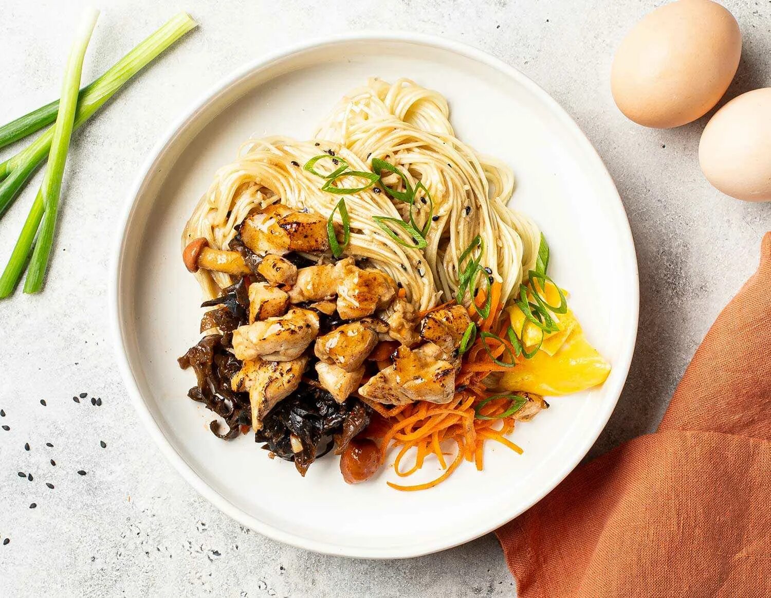 Лапша с грибами и овощами. Азиатская лапша с древесными грибами. Гречневая паста с овощами. Лапша с курицей и грибами. Вок лапша с грибами(яичная лапша).