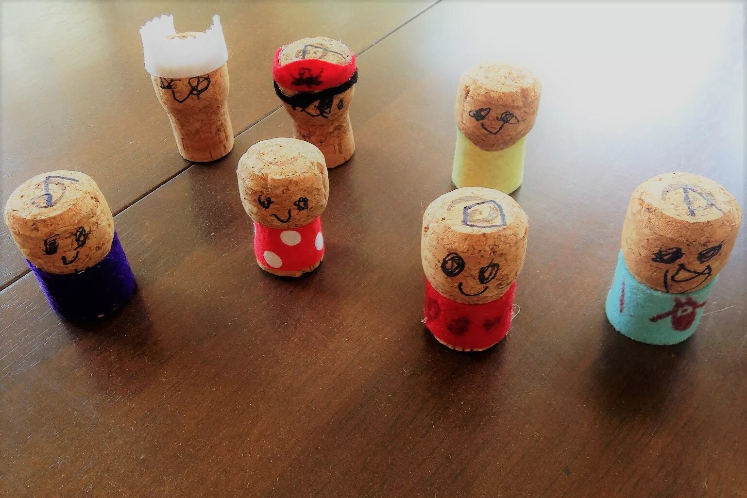 Изделия из пробок. Какую можно сделать пробку. Машинка из пробок от шампанского. Поделки из пробок от шампанского. Панно из пробок от вина.