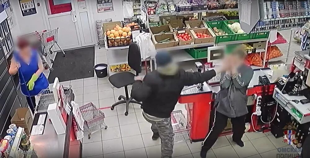 Нападение супермаркета фото. Женщина напала на сотрудницу магазина с ножом в Москве. Мотив нападения