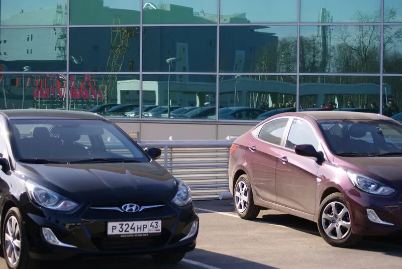 Авито машина солярис. Hyundai Solaris 2014 1.4 at. Дели мобиль Hyundai Solaris. Хендай Солярис в СПБ. Хендай Солярис на улице.