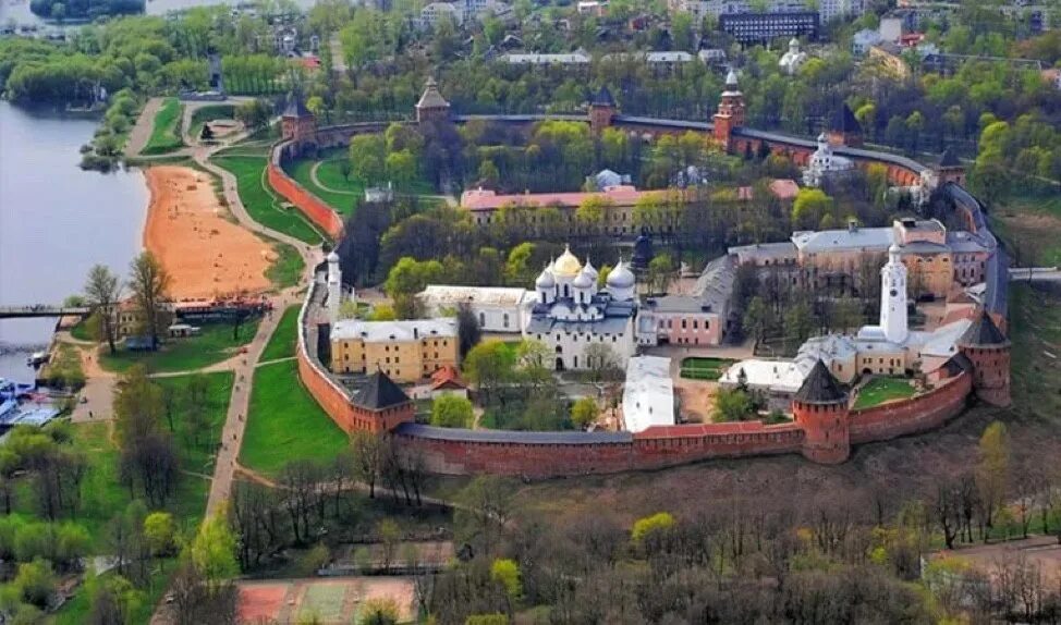 Новгородский Кремль Детинец. Великий Новгород Детинец Кремль. Великий Новгород древний Детинец. Новгородский Детинец достопримечательности Великого Новгорода. Слово великий новгород