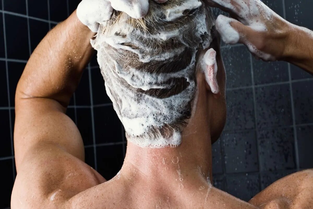 Мужчина моет волосы. Мужик моет голову. Мытье головы мужчине. Мужчина моет голову. Парни моются.