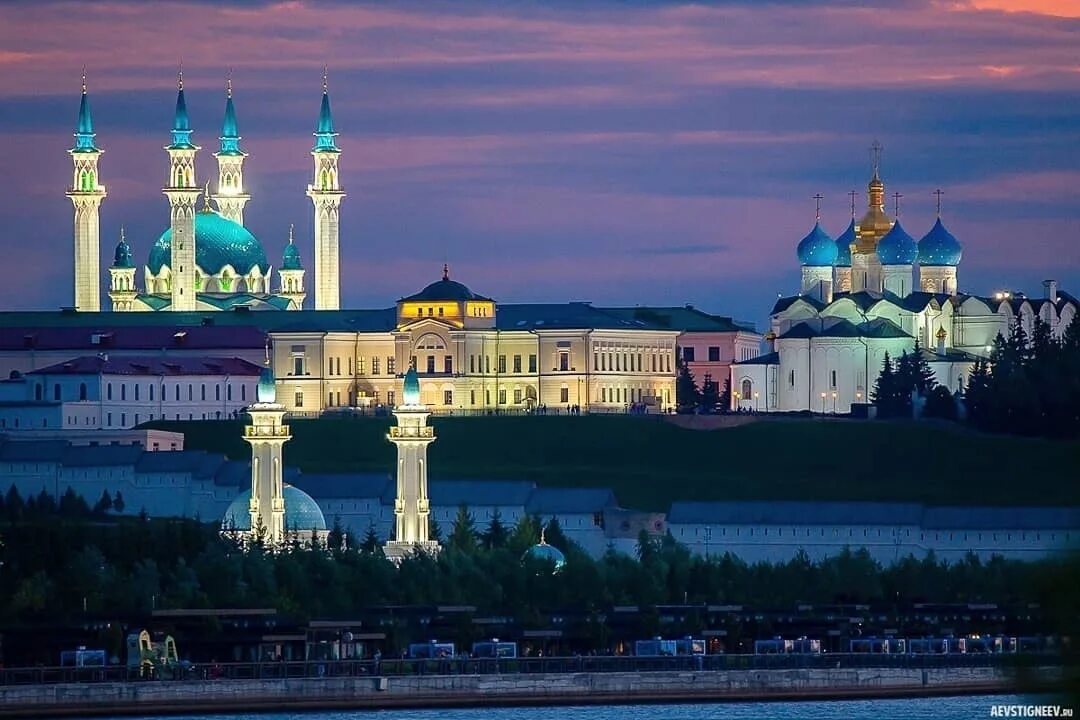 Точное время в татарстане сейчас. Казанский Кремль Татарстан. Казань ночью. Ночной Кремль Казань. Казань Кремль утро.