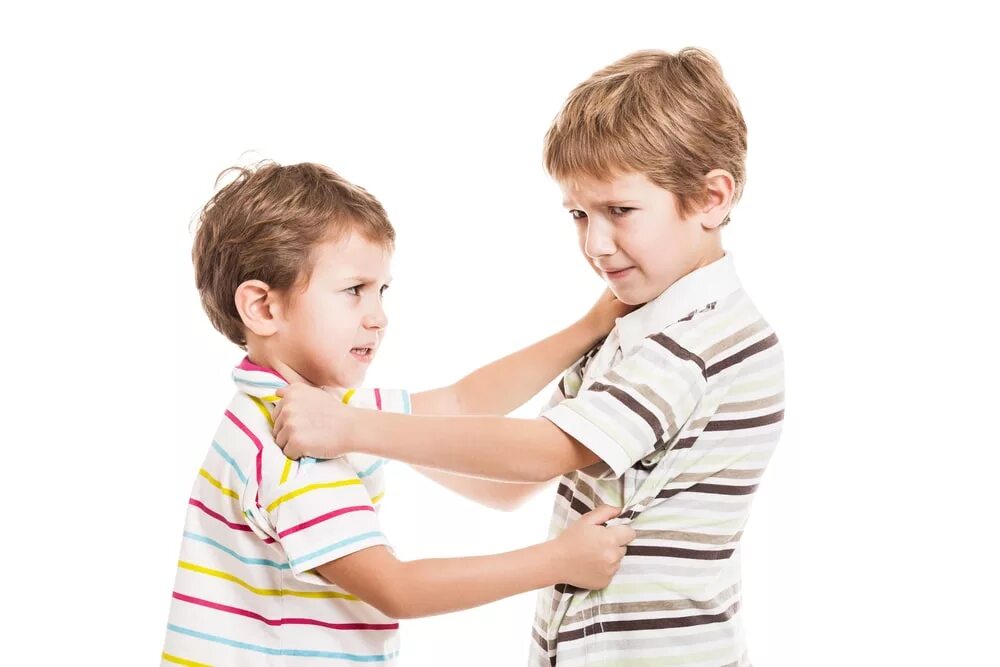 Ребенок обижает младших детей. Агрессивные дети дошкольного возраста. Два мальчика ссорятся. Дети дерутся. Агрессивный ребенок дошкольник.