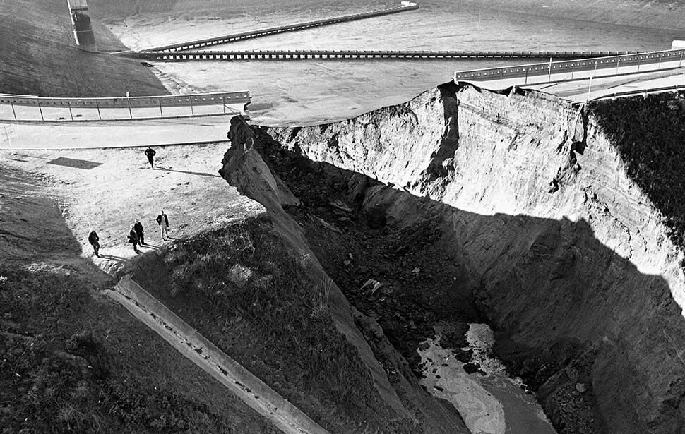 Разрыв дамбы. Разрыва плотины Болдуин-Хиллс.. 1979 Machchhu dam failure. Ground Collapse. Great Collapse of Hillside.