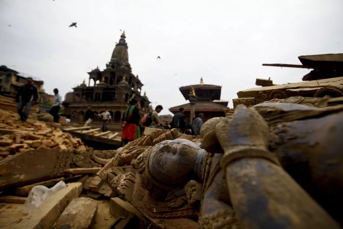 Землетрясение 25 лет. Землетрясение в Непале 25.04.2015. Непал 2015 землетрясение 25 апреля. Непал, 25 апреля 2015 года: 8000 погибших. Катманду землетрясение.