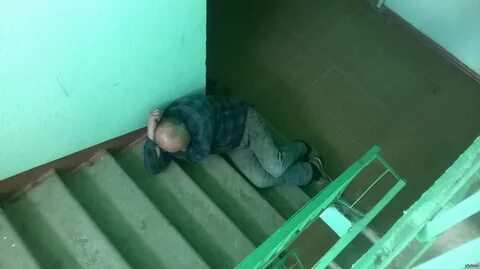 В подъезде с ней