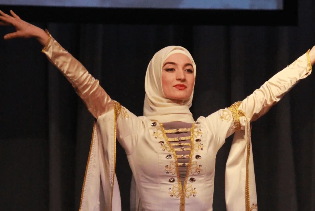 Чеченские девушки. Вайнах ансамбль танца. Женщины чеченки. Национальный костюм чеченцев. Вайнах девушки.