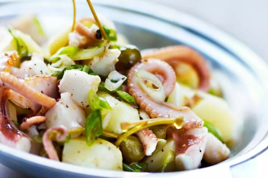 Постные блюда из кальмаров рецепты. Салат с щупальцами кальмара. Салат с осьминогом. Салат из щупальцев кальмара. Салат с осьминожками.