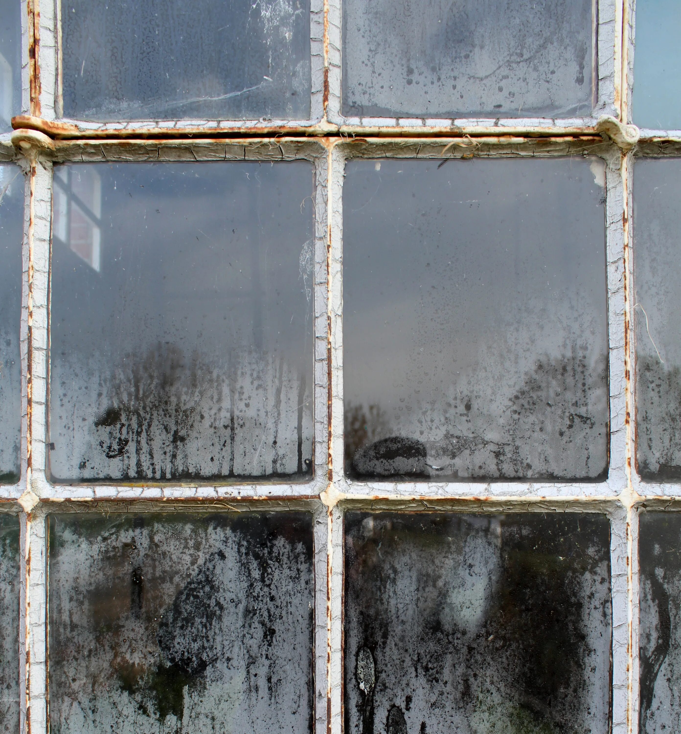 Невымытые окна. Старинные оконные стекла. Старое стекло. Старые стеклянные окна. Текстура окна.