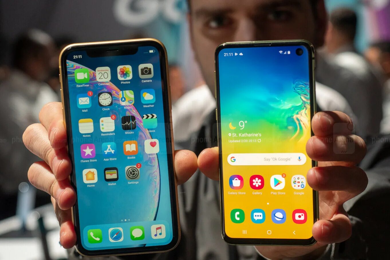 Iphone 10 galaxy. Iphone x samsung s10. s10e vs xr iphone. samsung s10 и iphone xr. iphone xs и samsung galaxy s8.