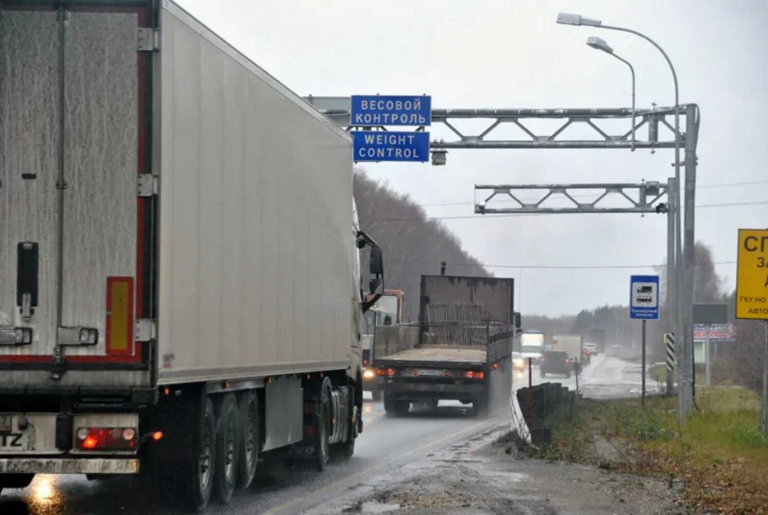 Перегруз грузового автомобиля 2024. Весогабаритный контроль Платон. АПВГК весогабаритный контроль. Весовой контроль для грузовых автомобилей. Автоматический пункт весогабаритного контроля.