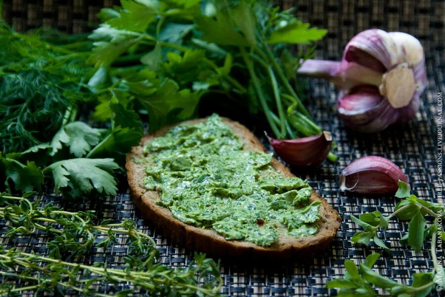 зелёное масло нативное. зеленое масло в блюдах. приготовление зеленого масла. соус песто из базилика. хорошее зеленое масло.