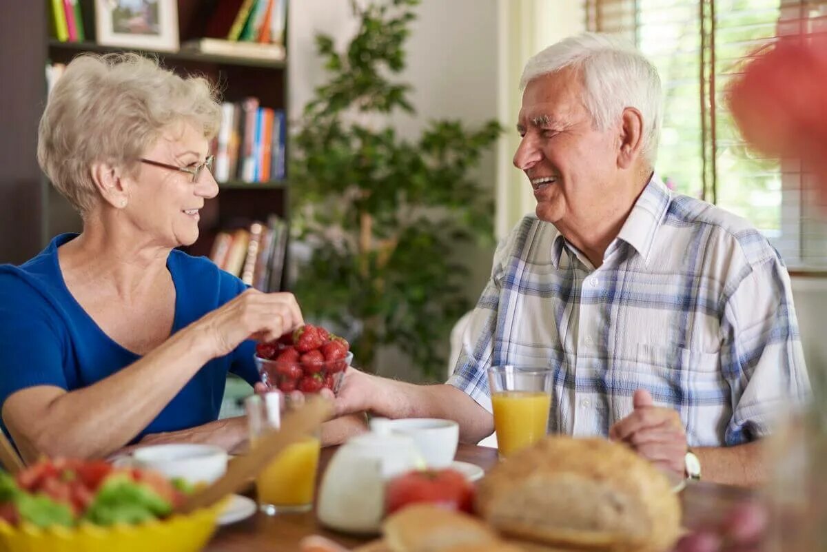 Правильное питание для пожилых. Пожилые люди. Пожилые люди сладкое. Сладости для пожилых людей.