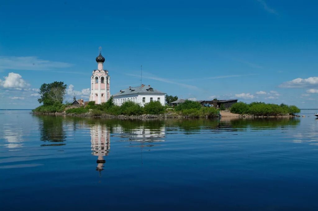 Кубинское озеро. Спасо-каменный монастырь на Кубенском озере. Спасо-каменный монастырь Вологда. Монастырь спас каменный на Кубенском озере. «Спас каменный». Вологодская область, озеро Кубенское..