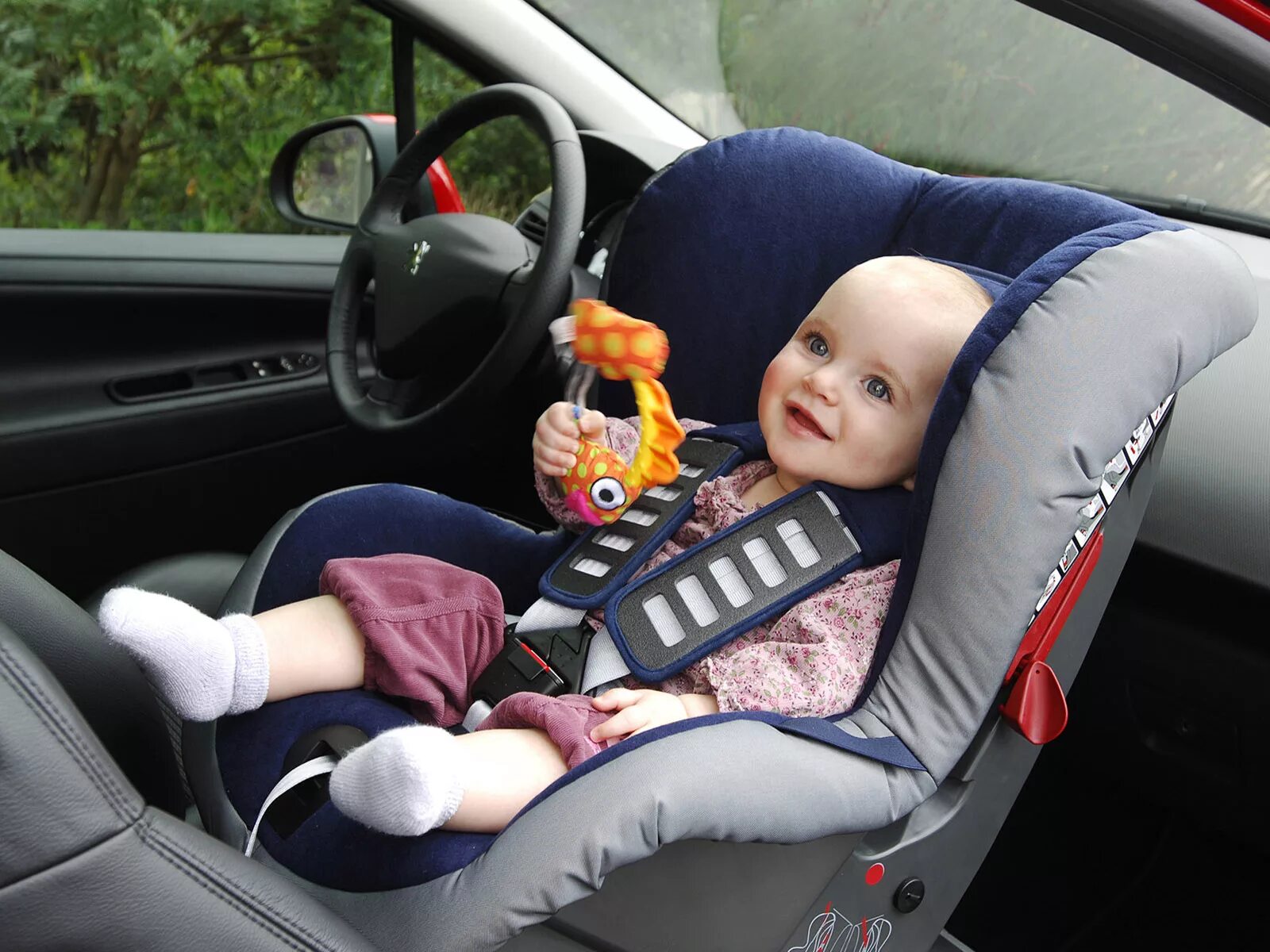 Детское кресло в машину. Кресло для детей в машину. Детское кресло для новорожденных в машину. Ребенок в автокресле.