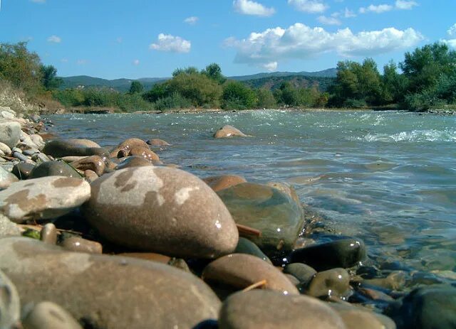Течет река по камушкам. Целебные камушки в речки Абхазия. А река течет по дну катает камушки. Речки с каменистым дном Владимирской.