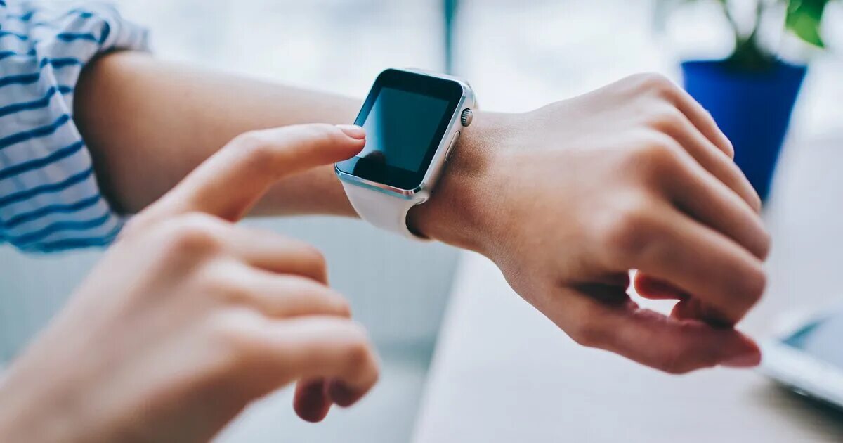 Часы угрозы. Smart wearable device часы. крутящийся гаджет в руке. картинки с гаджетом в руке. best smart watches 2025.