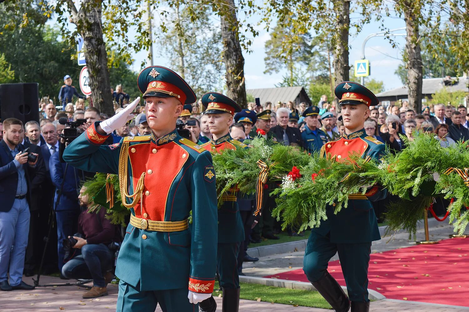 отдание воинских почестей при погребении военнослужащих. почести при погребении. похороны с воинскими почестями. почетный караул на похоронах. захоронение с воинскими почестями.