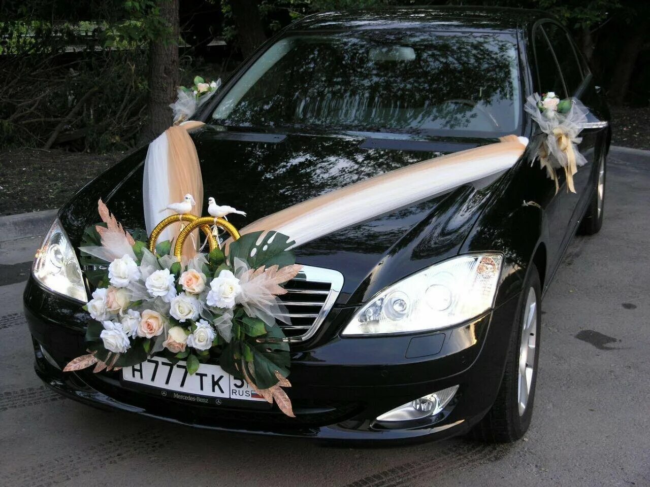 Оформление автомобиля с рук. Украшения на машину. Свадебные украшения. Украшение авто на свадьбу. Украсить свадебную машину.