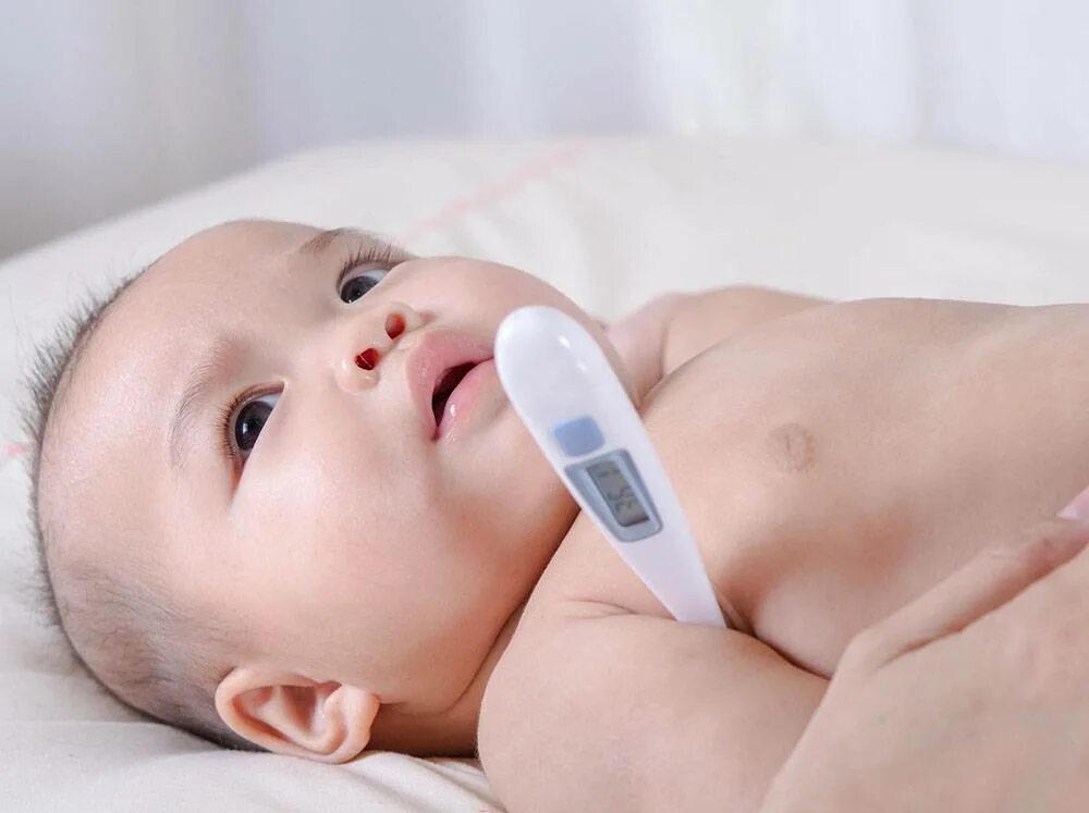 Температура родничок. Термометрия у детей. Термометр для тела новорожденного. Термометрия у новорожденных. Измерение температуры тела у детей.