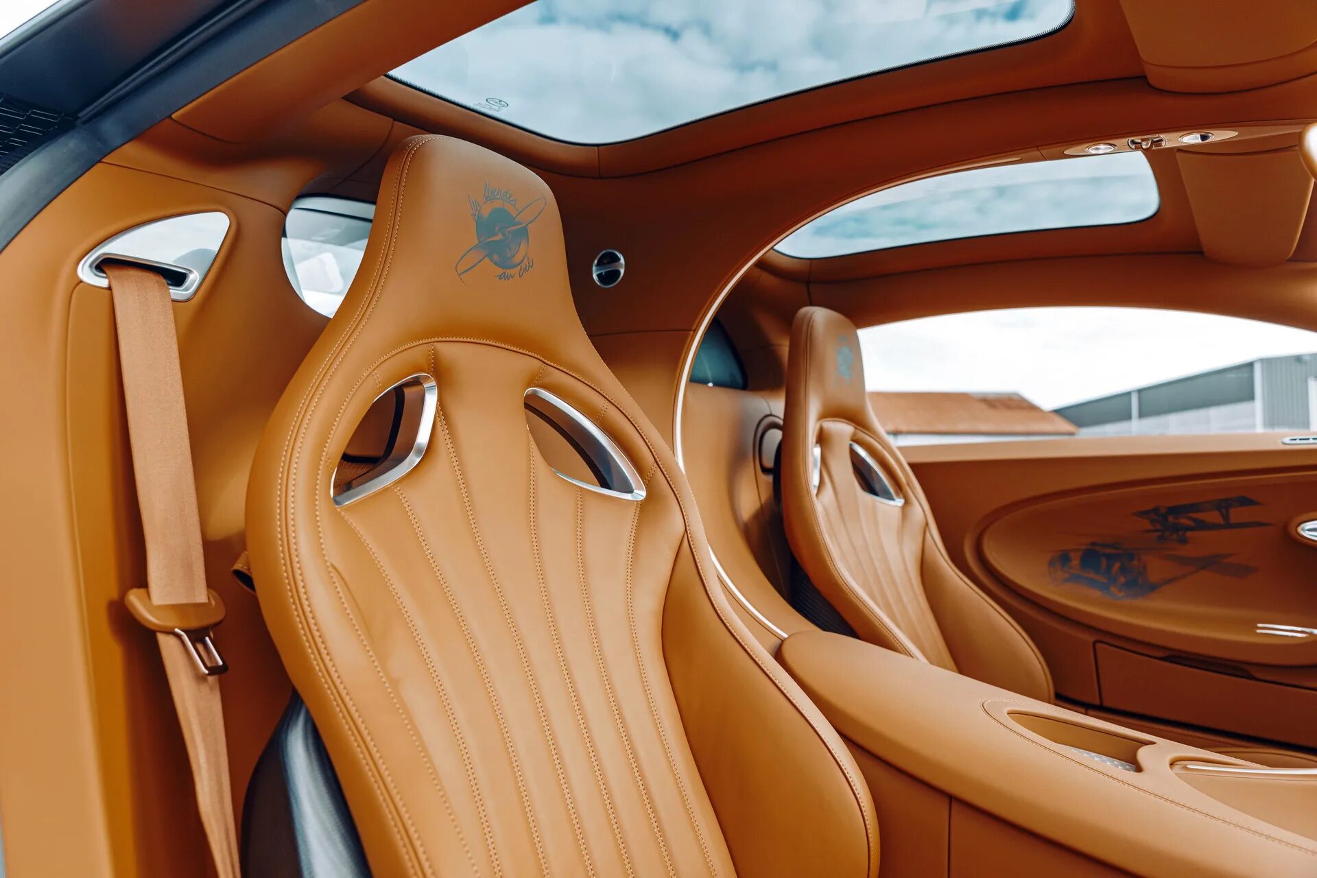 Bugatti 2021. Bugatti Chiron 2021 салон. Bugatti Chiron Interior. Bugatti Chiron Sport Interior. Bugatti Chiron Sport 2021.