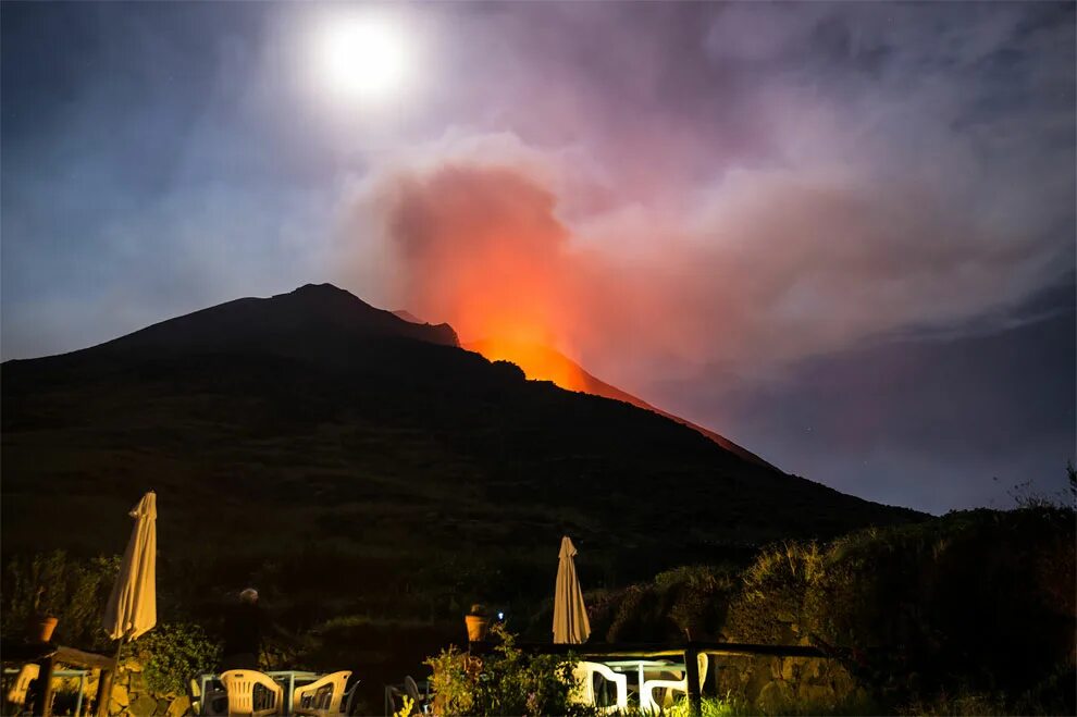 Гора Этна в Сицилии. Извержение вулкана Стромболи в Италии. Извержение вулкана Стромболи Липарские острова. Вулкан на Сицилии 4. Действующий вулкан на сицилии