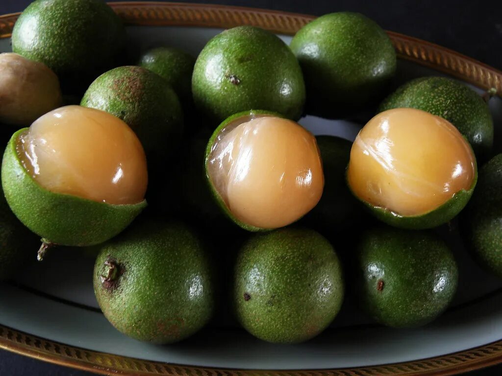 Зеленый круглый фрукт. Мамончилло фрукт. Манго, фейхоа,. Mamoncillo (Melicocca bijuga). Зеленый фрукт Тайланд.