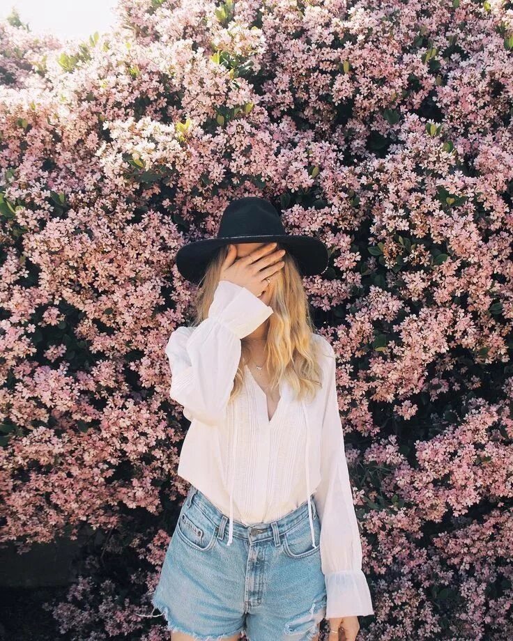 Красивые девушки для сохраненок. Фотосессия в пальто осенью. Идеи для фотосессии селфи. Саша чистова 2022. Креативный портрет.