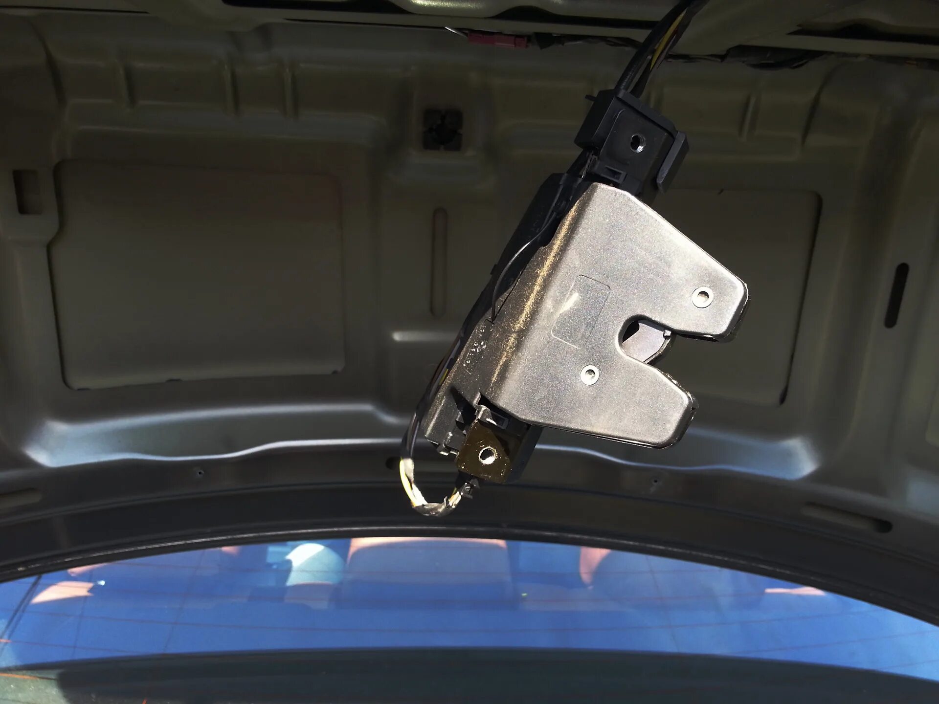 Форд фокус 3 2013 хэтчбек габариты багажника. Датчик багажника форд фьюжн. Замок багажника форд фокус 2 рестайлинг. Докатка в багажнике ford. Защита за ка капота гранта.