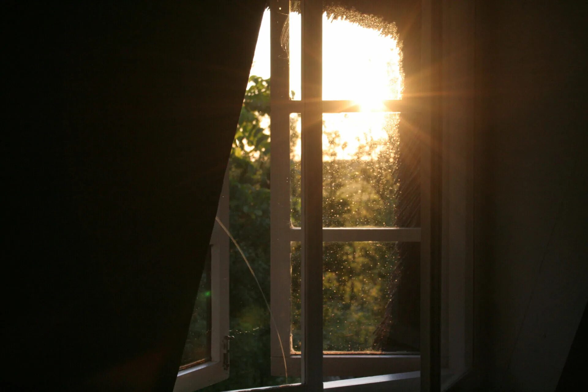 открытое окно. солнце в окне. комната с окном. солнечные лучи в окне. рассвет в окне.