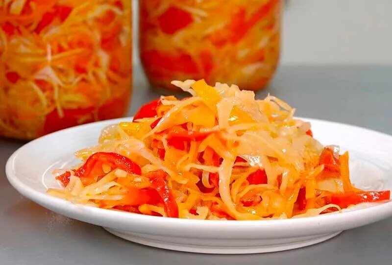 Быстрая капуста с перцем морковью. Салат из капусты в банке. Быстрая капуста с перцем морковью. Капуста квашеная с перцем. Витаминный (капуста, перец, огурец, морковь) 100г - 35р.