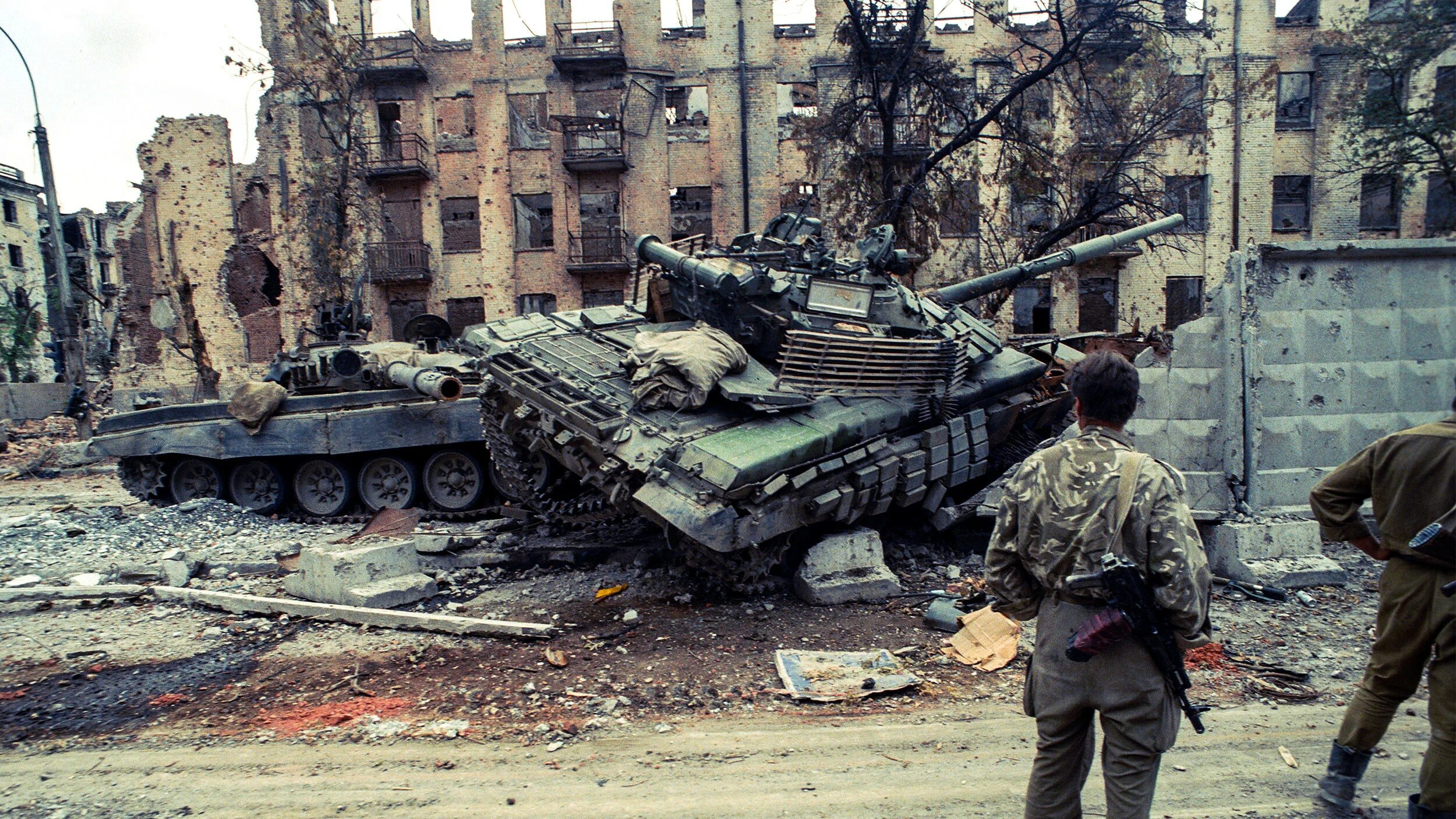 Блокпост грозный август 1996. Группа альфа цсн беслан. Чечня шатой 2000 год. Площадь минутка грозный 1995. 1996 г подготовка.