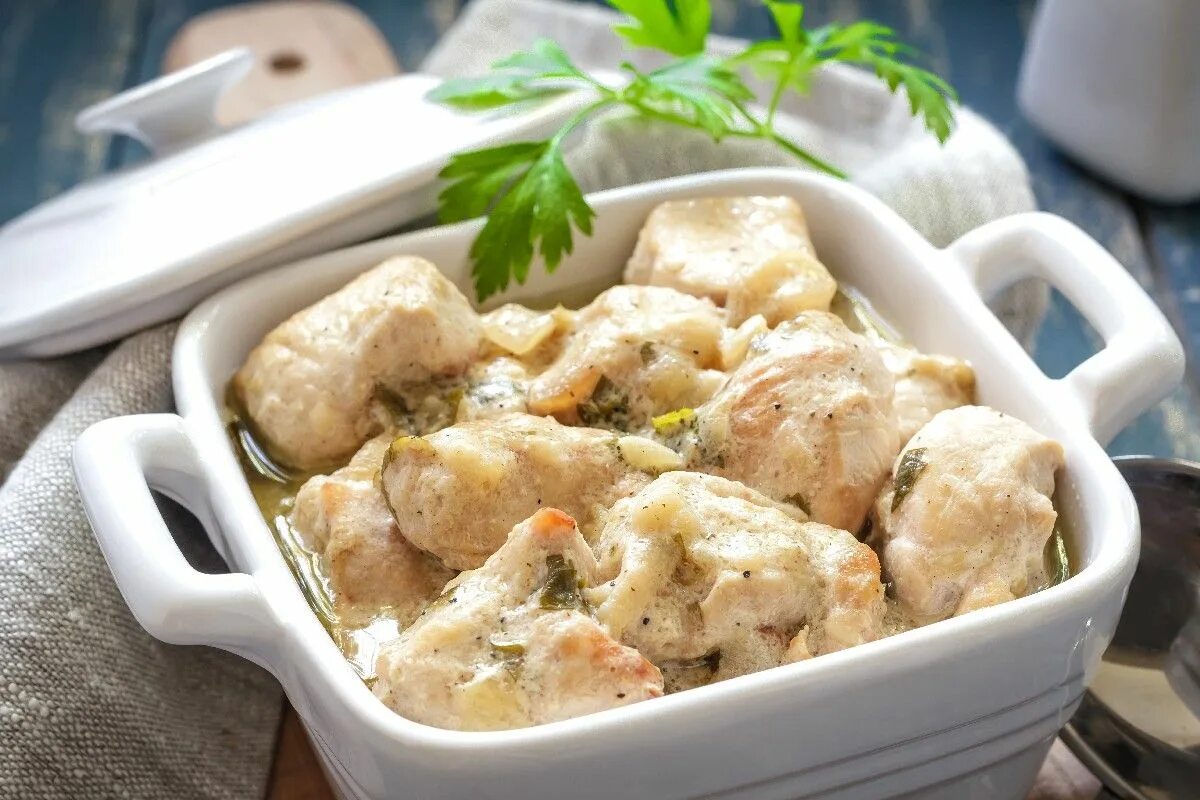 Куриное филе в соусе в мультиварке. Курица тушеная в сметанном соусе. куриная грудка в сметанном соусе. куриное филе тушеное в сметане. курица в сметанном соусе в духовке.